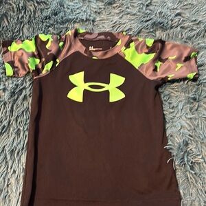 Under Armor Boys dri-fit tee Size 5
